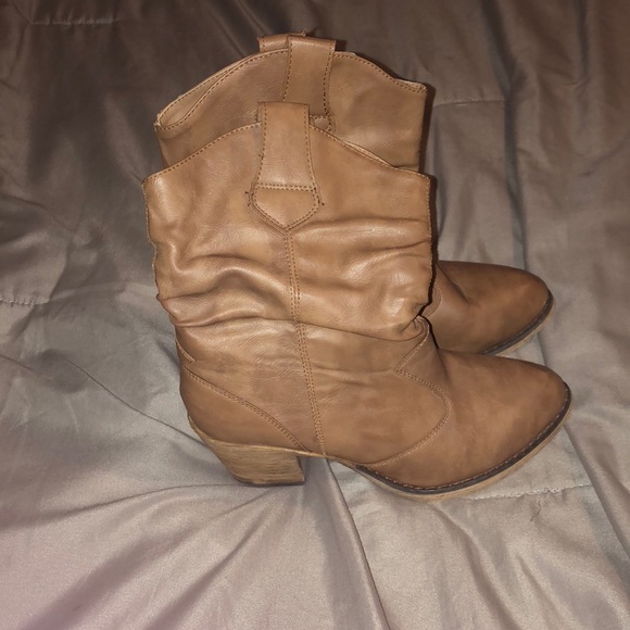 Boots - Picture 3 of 4